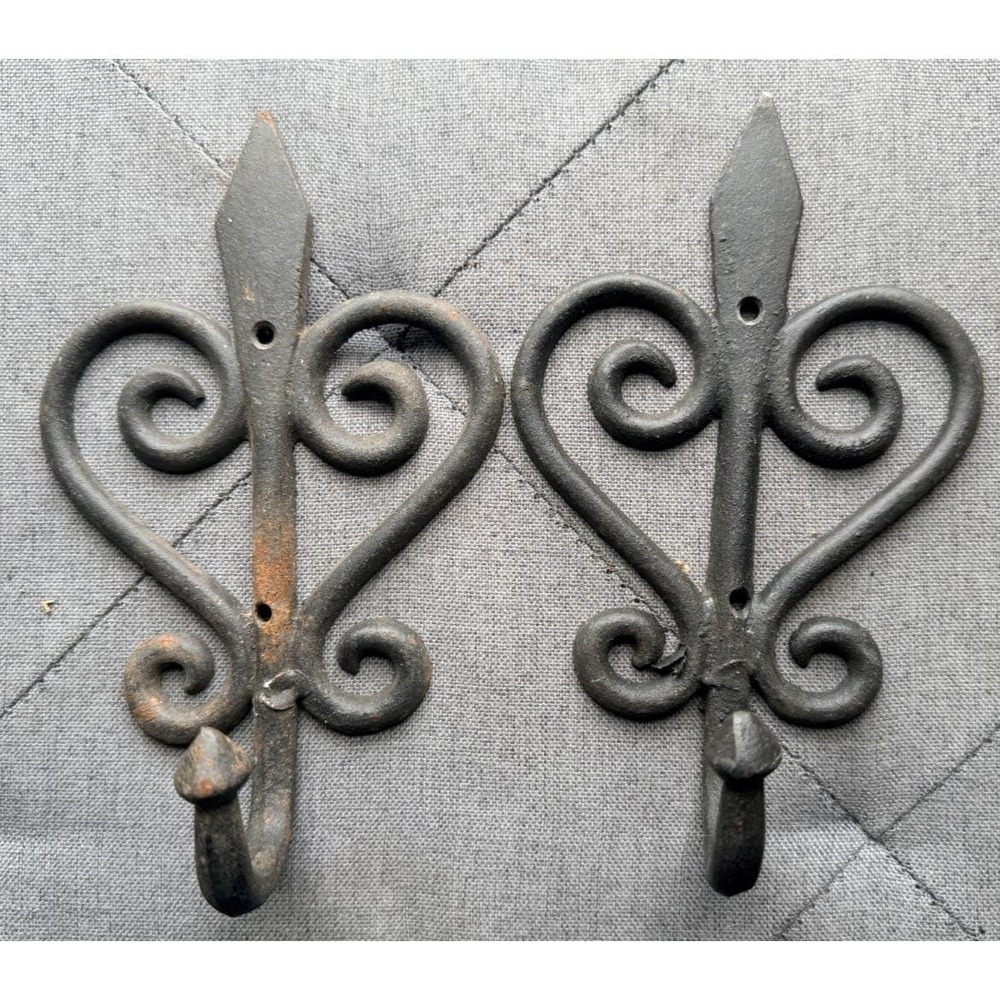 2 Vintage Cast Iron Hooks Wall Hanger Matte Black Rustic USA Heart Scroll (B)